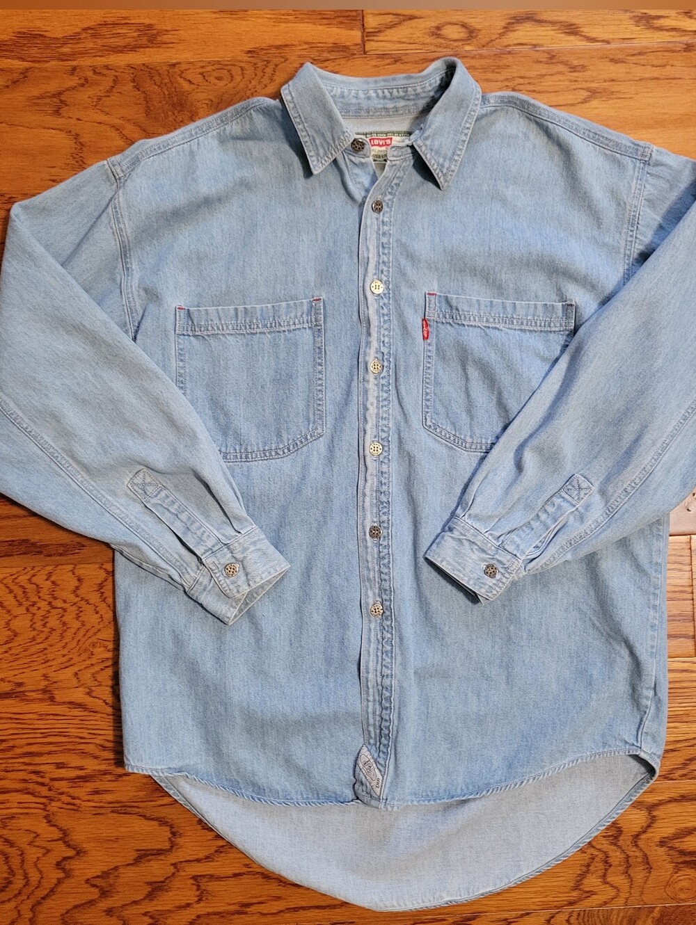 Vintage 90s Levi’s Light Wash Denim Button Up Shirt Size Medium